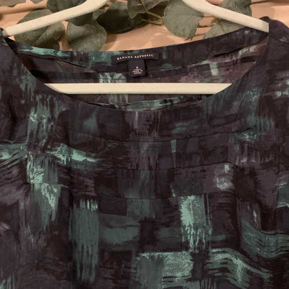 Banana Republic Silk Top | Gorgeous Green/Black Pattern | Size Small - Picture 2 of 5